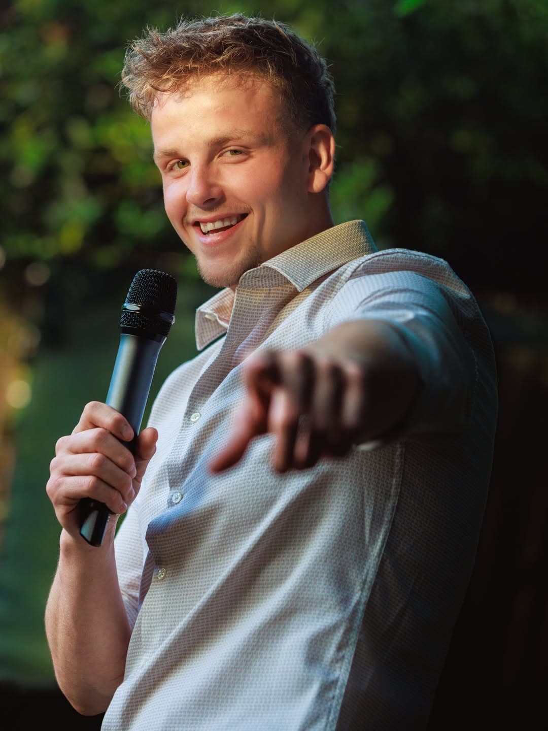 Jordy van Putten tijdens een live optreden met microfoon