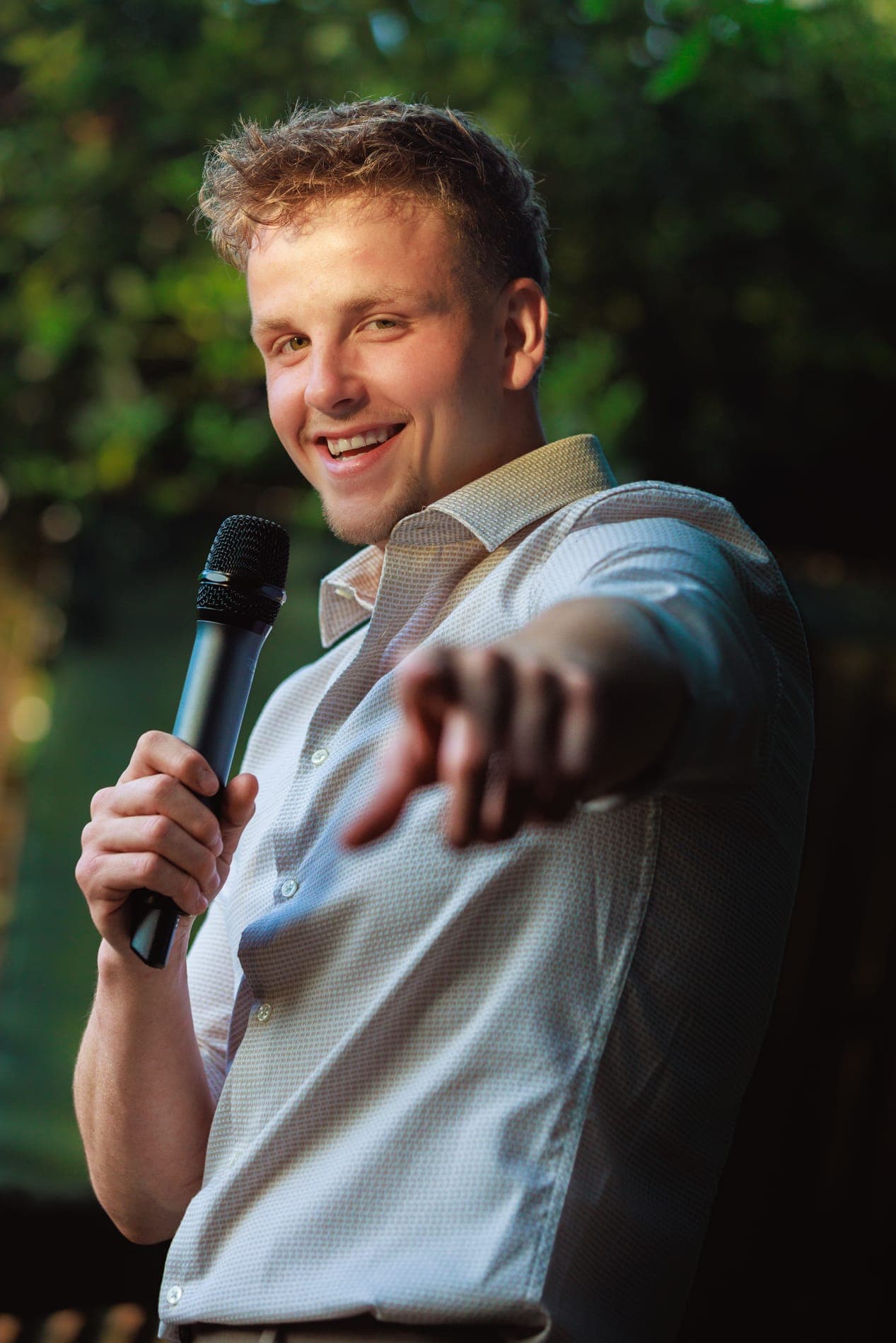 Jordy van Putten tijdens een live optreden met microfoon